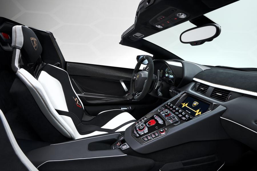Интерьер Lamborghini Aventador SVJ Roadster 2019 года  (WW) (фото 30 из 37)